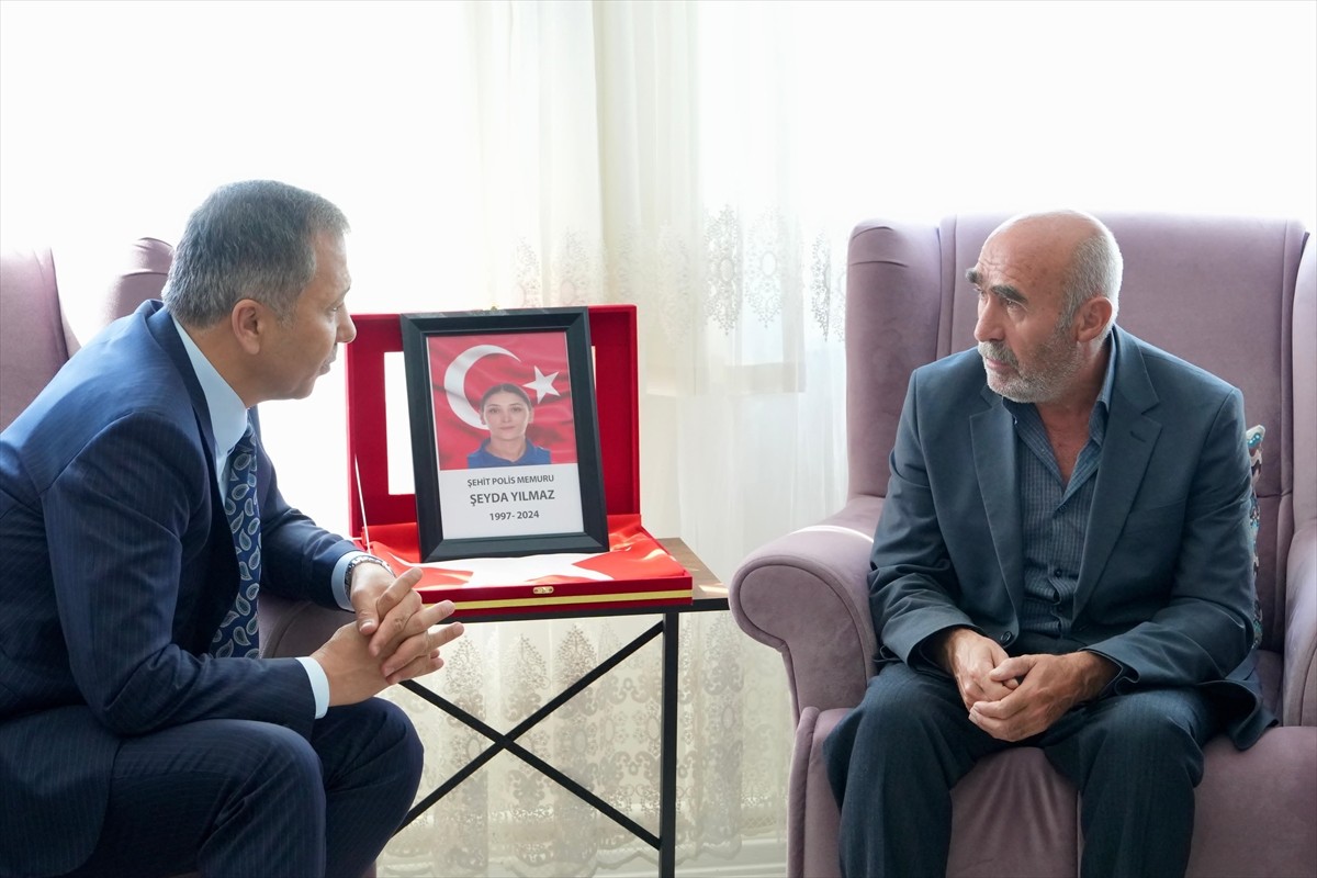 İçişleri Bakanı Ali Yerlikaya, İstanbul Ümraniye'de uğradığı silahlı saldırıda şehit olan 27...