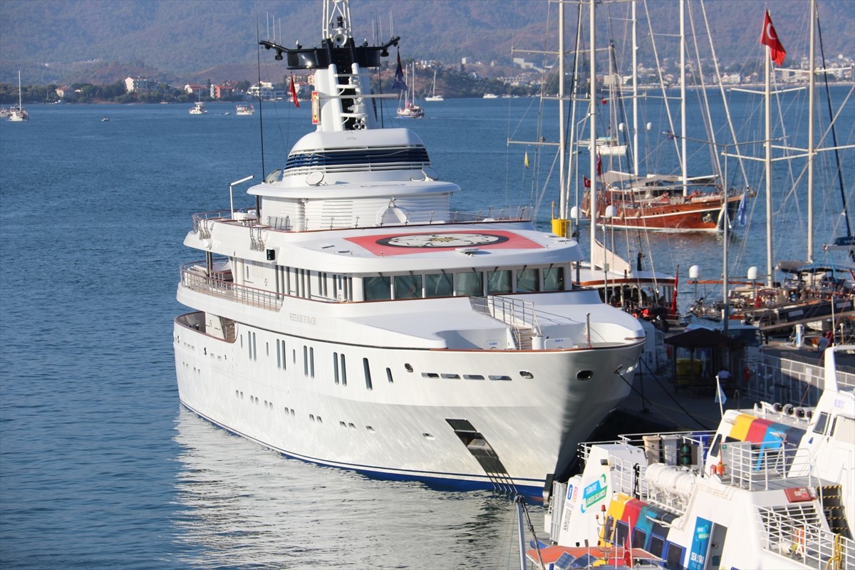 " White Rose Of Drachs " isimli lüks yat, yakıt ikmali için Muğla'nın Fethiye ilçesine geldi.