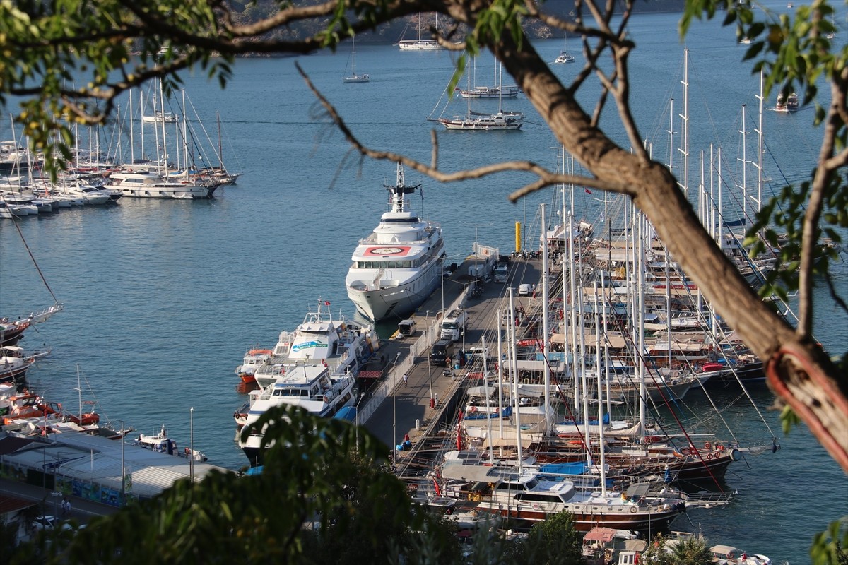 " White Rose Of Drachs " isimli lüks yat, yakıt ikmali için Muğla'nın Fethiye ilçesine geldi.
