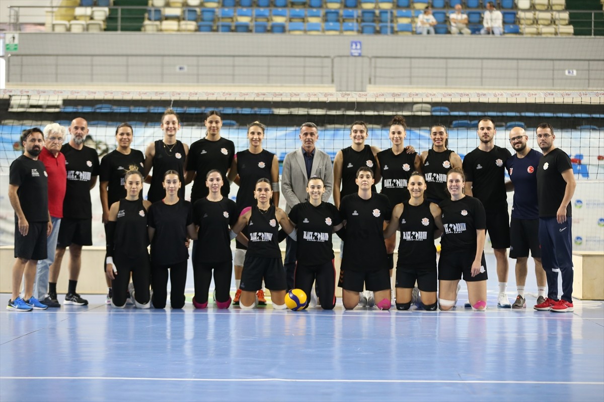 KFC Kadınlar Voleybol 1. Ligi'nin yeni ekibi Sakarya Voleybol, bu sezon play-off oynayıp...