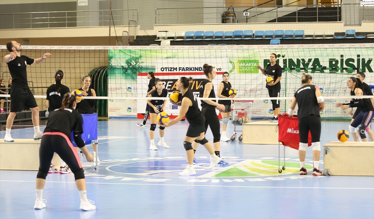 KFC Kadınlar Voleybol 1. Ligi'nin yeni ekibi Sakarya Voleybol, bu sezon play-off oynayıp...