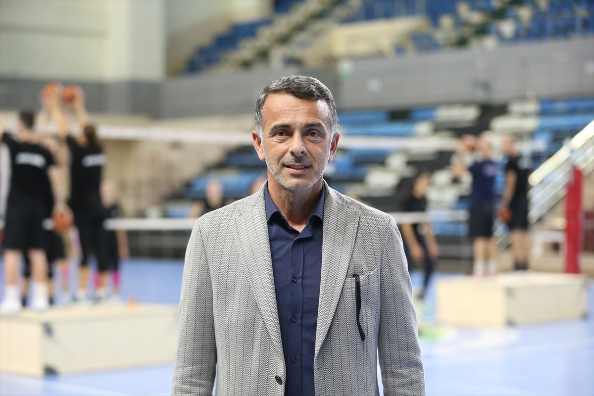 KFC Kadınlar Voleybol 1. Ligi'nin yeni ekibi Sakarya Voleybol, bu sezon play-off oynayıp...