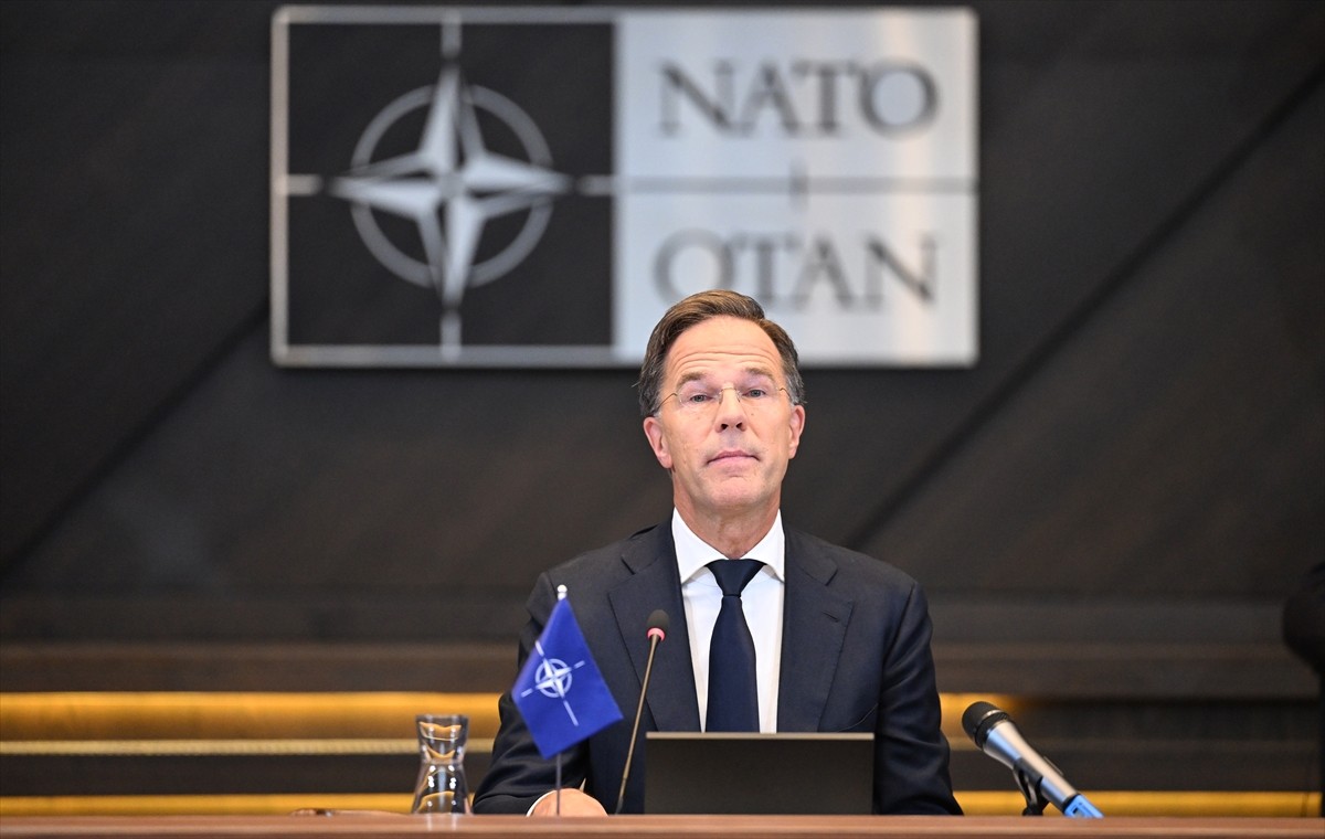 Mark Rutte (fotoğrafta), NATO Genel Sekreterliğini Jens Stoltenberg'den resmen devraldı....