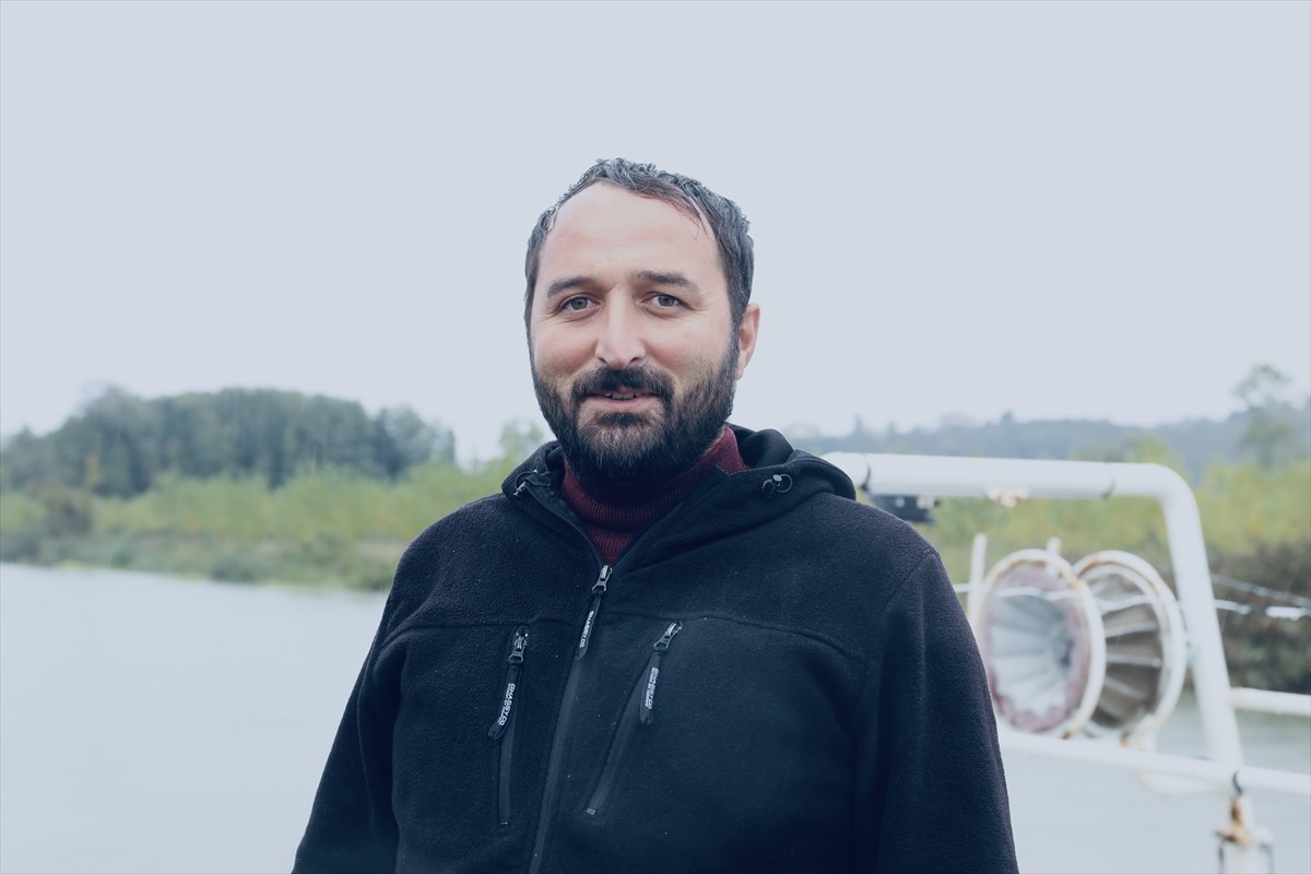 Sakarya'nın Karadeniz'e kıyısı olan Kocaali ilçesinde fırtına dolayısıyla şiddetlenen dalgalar...