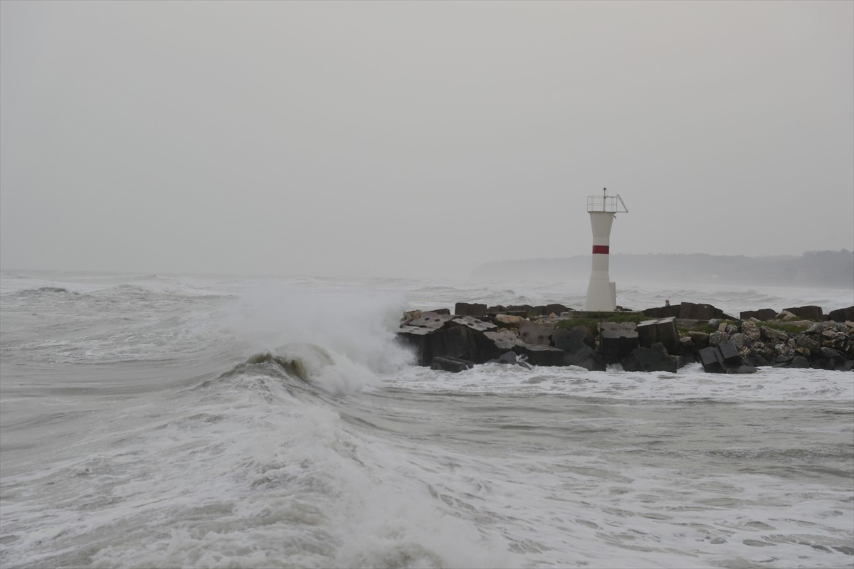 Sakarya'nın Karadeniz'e kıyısı olan Kocaali ilçesinde fırtına dolayısıyla şiddetlenen dalgalar...