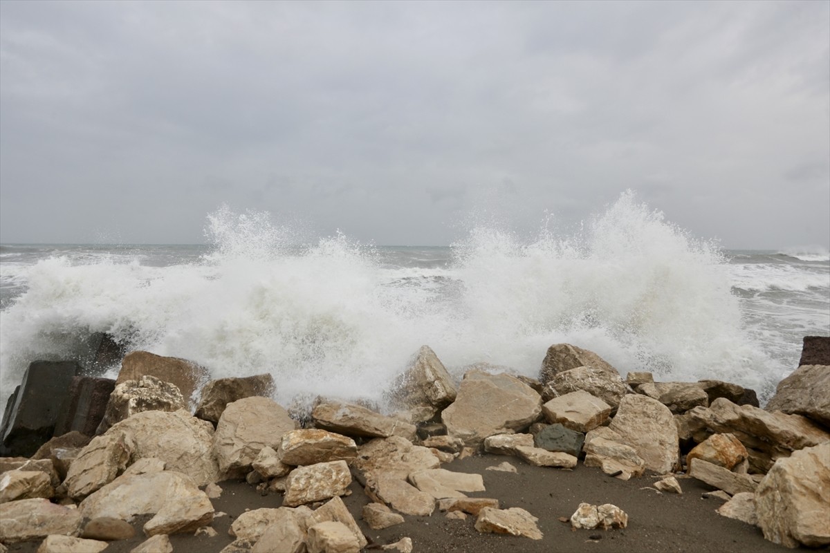 Sakarya'nın Karadeniz'e kıyısı olan Kocaali ilçesinde fırtına dolayısıyla şiddetlenen dalgalar...