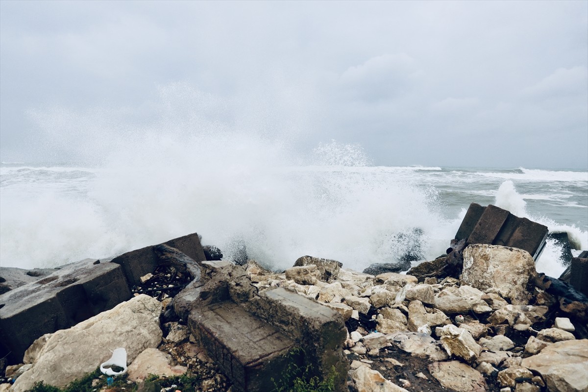 Sakarya'nın Karadeniz'e kıyısı olan Kocaali ilçesinde fırtına dolayısıyla şiddetlenen dalgalar...