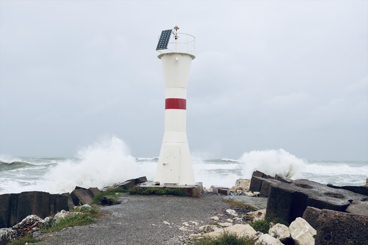 Sakarya'nın Karadeniz'e kıyısı olan Kocaali ilçesinde fırtına dolayısıyla şiddetlenen dalgalar...