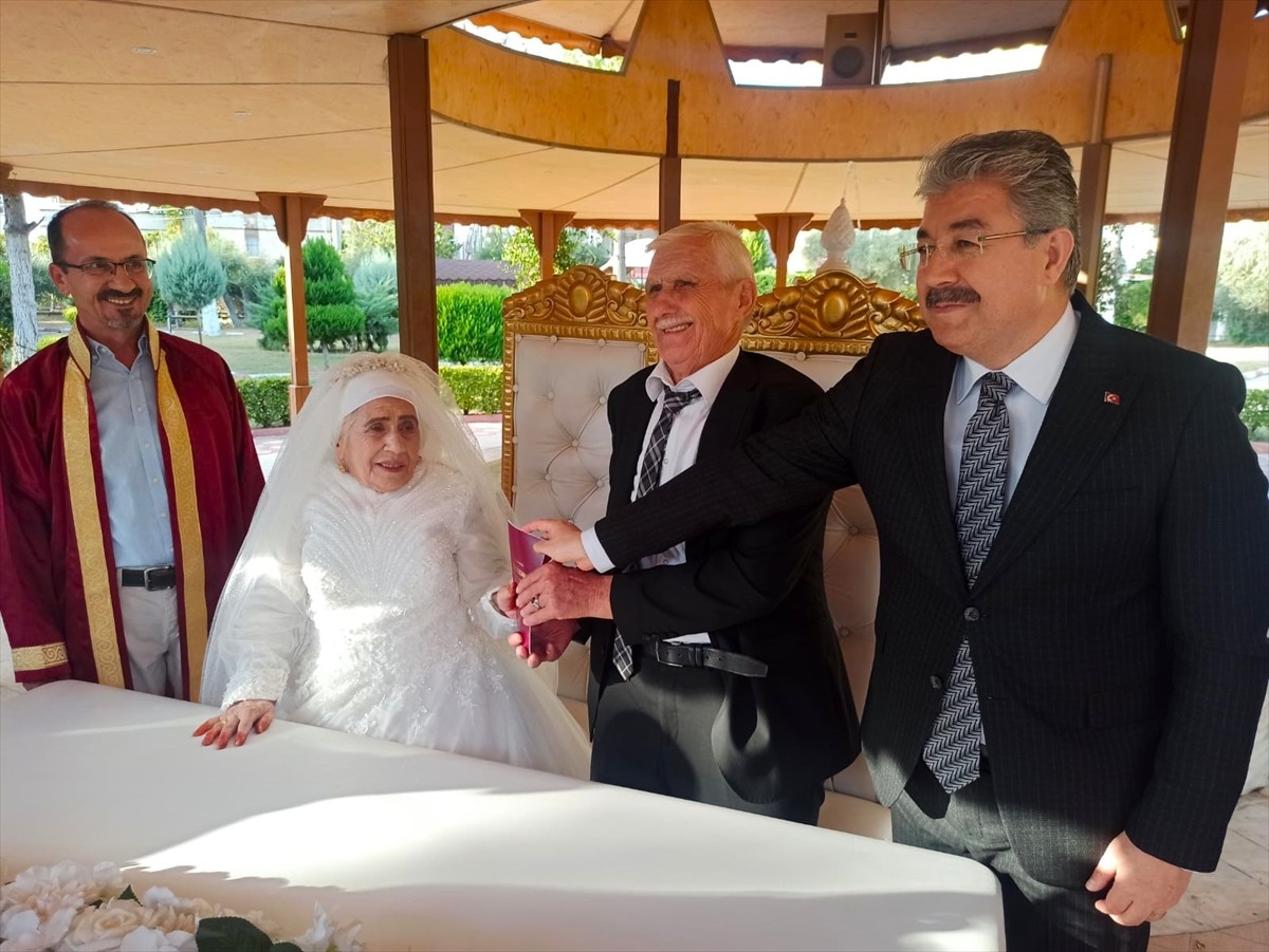 Osmaniye'de huzurevinde tanışan Hatice Sağır ve Celil Kurt törenle dünyaevine girdi.