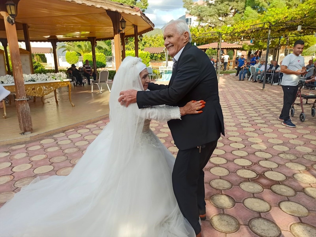 Osmaniye'de huzurevinde tanışan Hatice Sağır ve Celil Kurt törenle dünyaevine girdi.