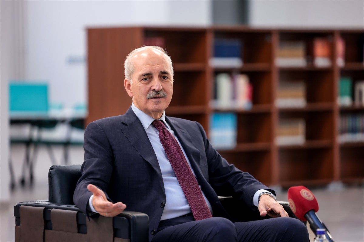 TBMM Başkanı Numan Kurtulmuş, İstanbul Medeniyet Üniversitesi Kütüphanesini ziyaret etti.