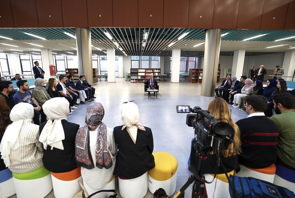 TBMM Başkanı Numan Kurtulmuş, İstanbul Medeniyet Üniversitesi Kütüphanesini ziyaret etti.