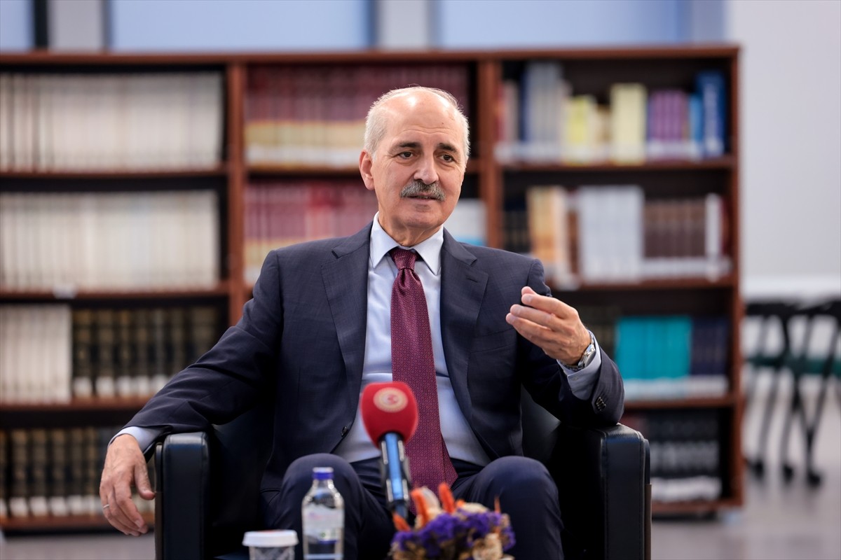 TBMM Başkanı Numan Kurtulmuş, İstanbul Medeniyet Üniversitesi Kütüphanesini ziyaret etti.