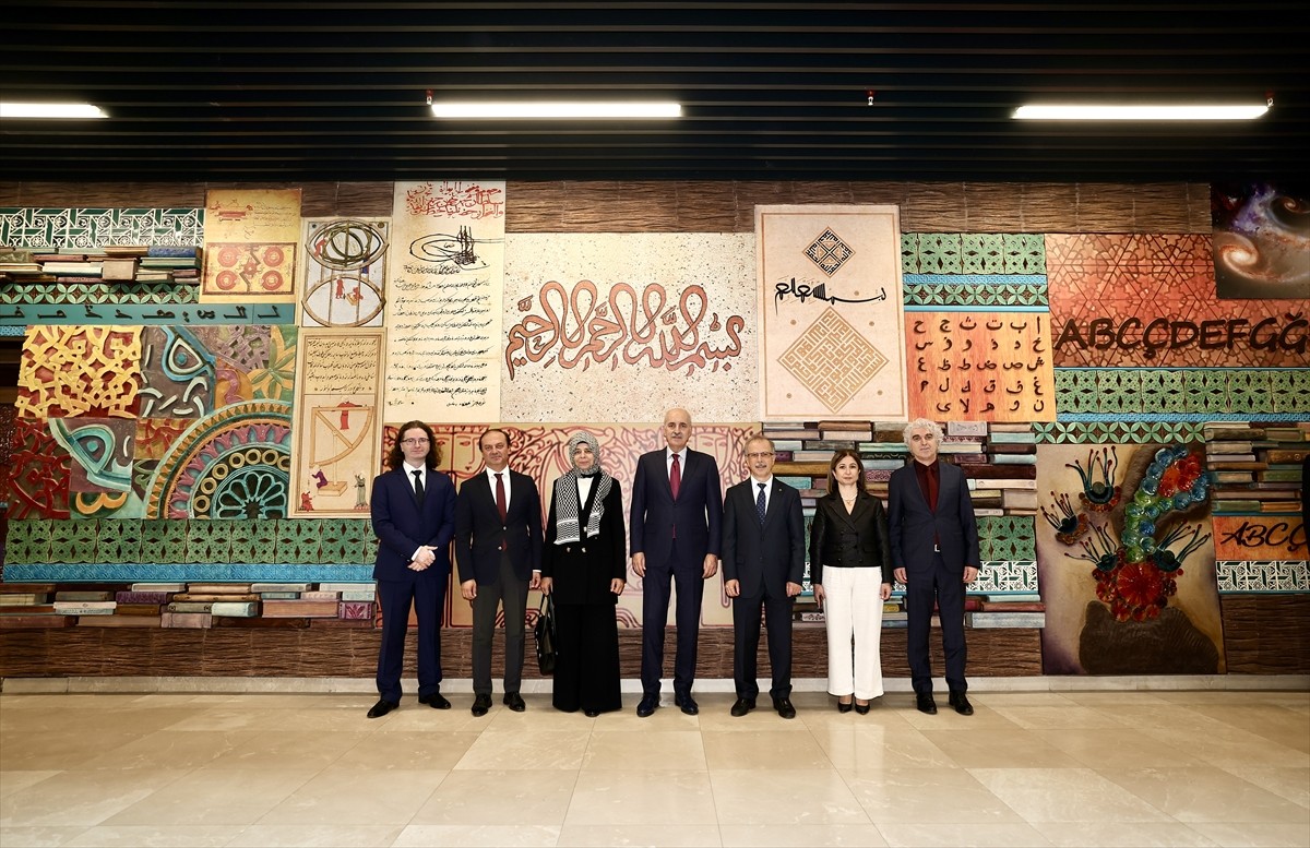 TBMM Başkanı Numan Kurtulmuş, İstanbul Medeniyet Üniversitesi Kütüphanesini ziyaret etti.