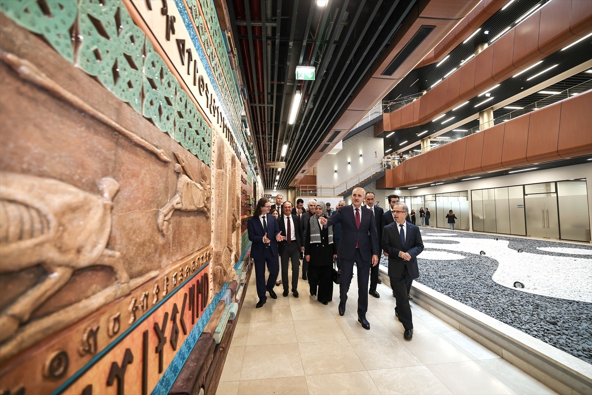 TBMM Başkanı Numan Kurtulmuş, İstanbul Medeniyet Üniversitesi Kütüphanesini ziyaret etti.