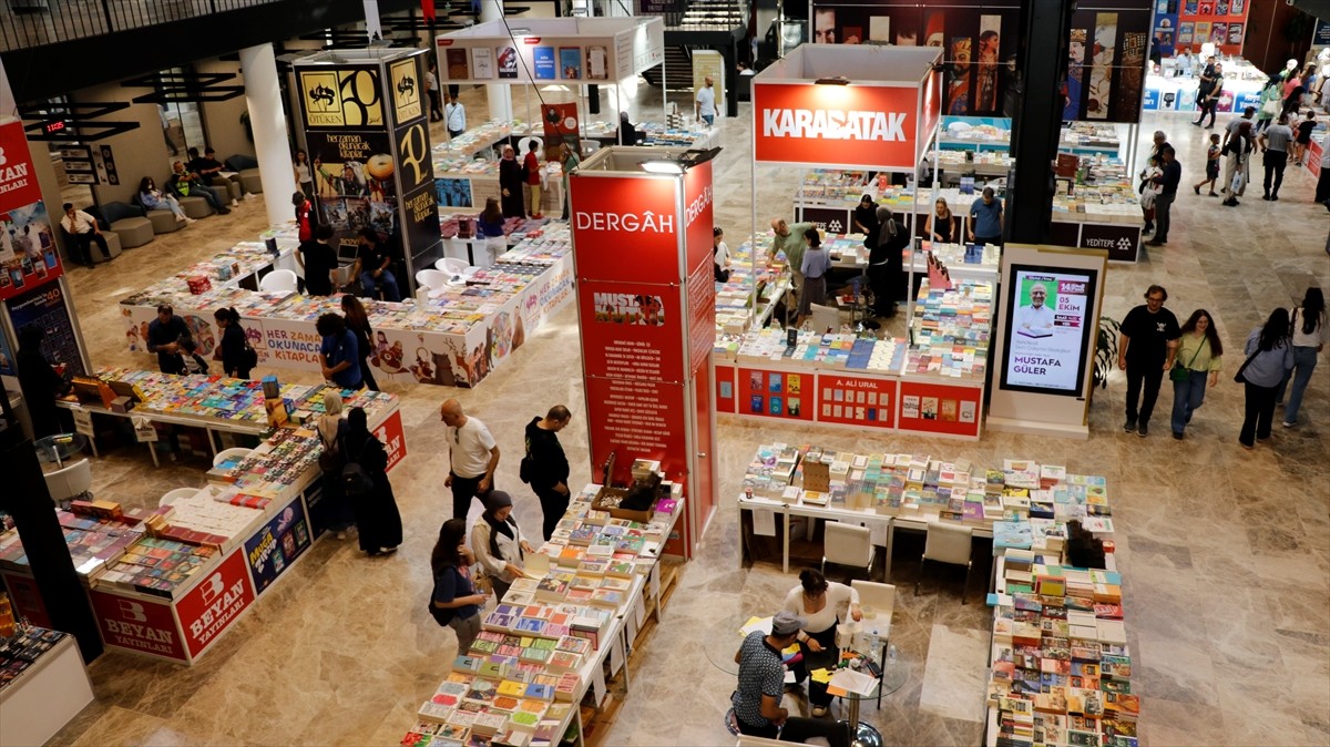 Kocaeli Büyükşehir Belediyesince "Savaşın ve Acının Edebiyatı" temasıyla düzenlenen 14. Kocaeli...