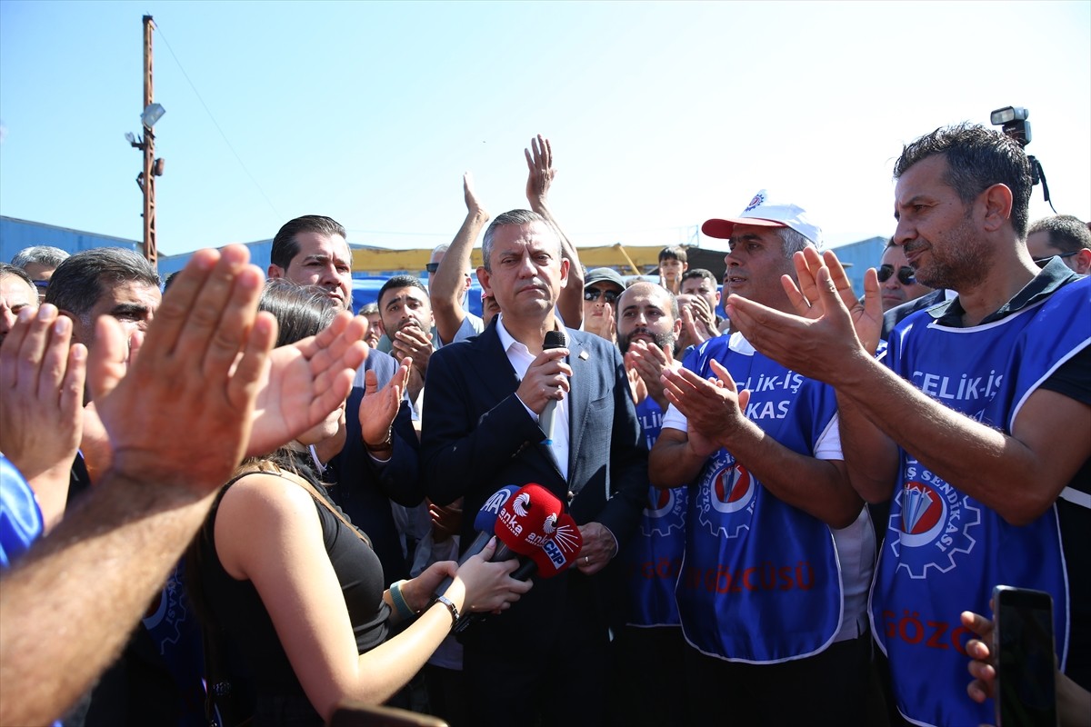 CHP Genel Başkanı Özgür Özel, Hatay'ın Dörtyol ilçesindeki bir firmada çalışan metal işçilerinin...