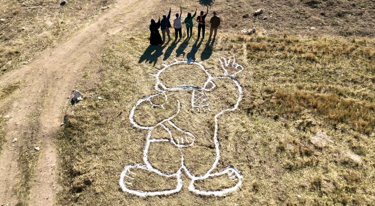 Sivas'ta bir grup yamaç paraşütü sporcusu, İsrail'in Filistin'e yönelik saldırılarına tepki...