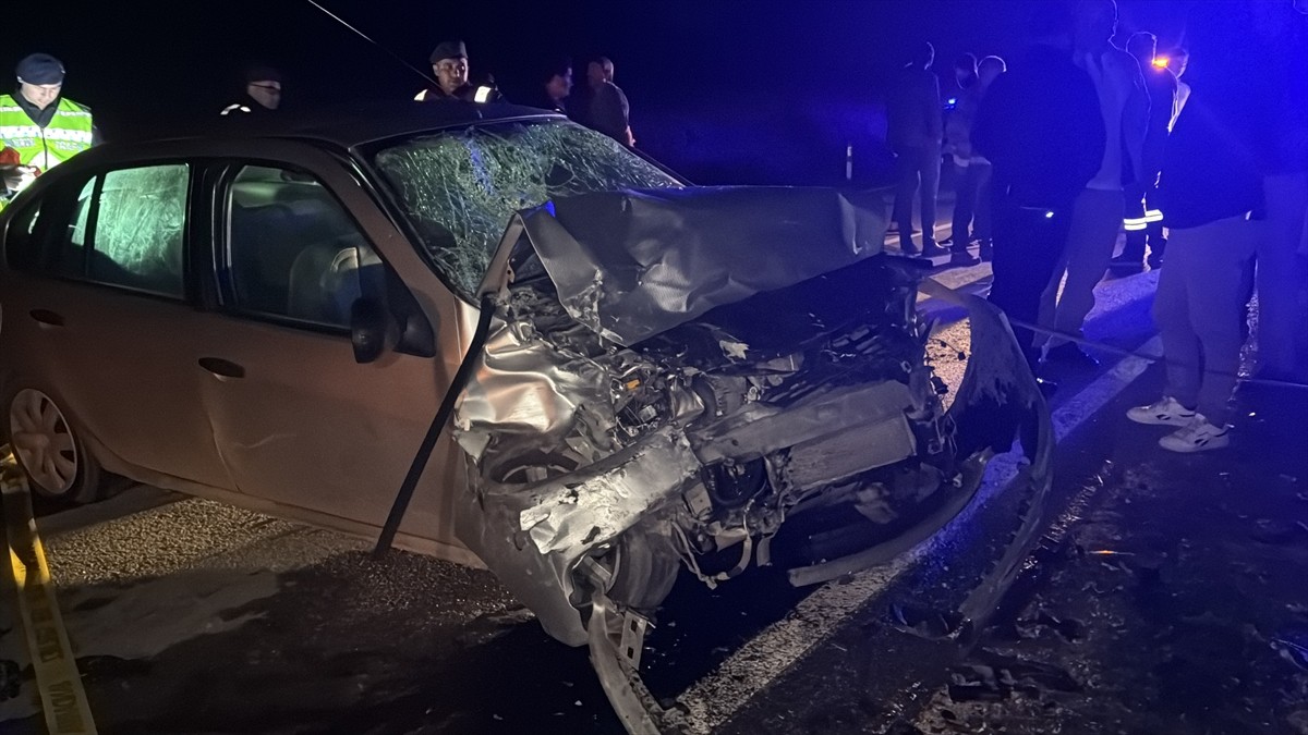 Bolu'da iki otomobilin çarpışması sonucu 6 kişi yaralandı.