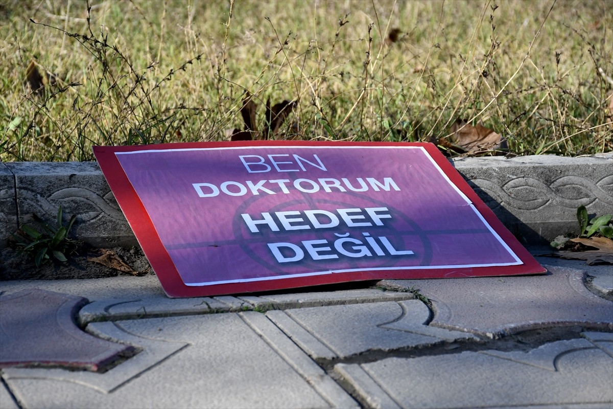 Bursa'da, İsrail'in Filistin'e yönelik devam eden saldırılarında öldürülen sağlık çalışanlarına...