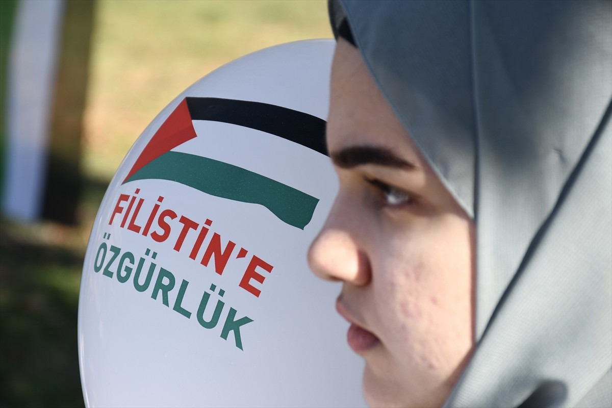 Bursa'da, İsrail'in Filistin'e yönelik devam eden saldırılarında öldürülen sağlık çalışanlarına...