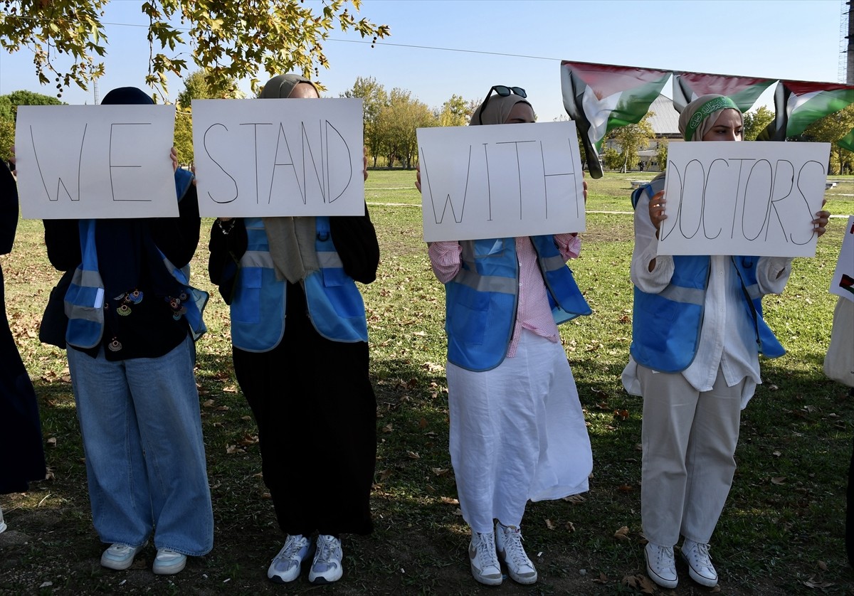 Bursa'da, İsrail'in Filistin'e yönelik devam eden saldırılarında öldürülen sağlık çalışanlarına...