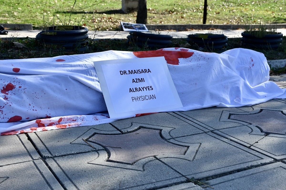 Bursa'da, İsrail'in Filistin'e yönelik devam eden saldırılarında öldürülen sağlık çalışanlarına...