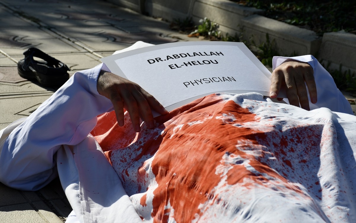 Bursa'da, İsrail'in Filistin'e yönelik devam eden saldırılarında öldürülen sağlık çalışanlarına...