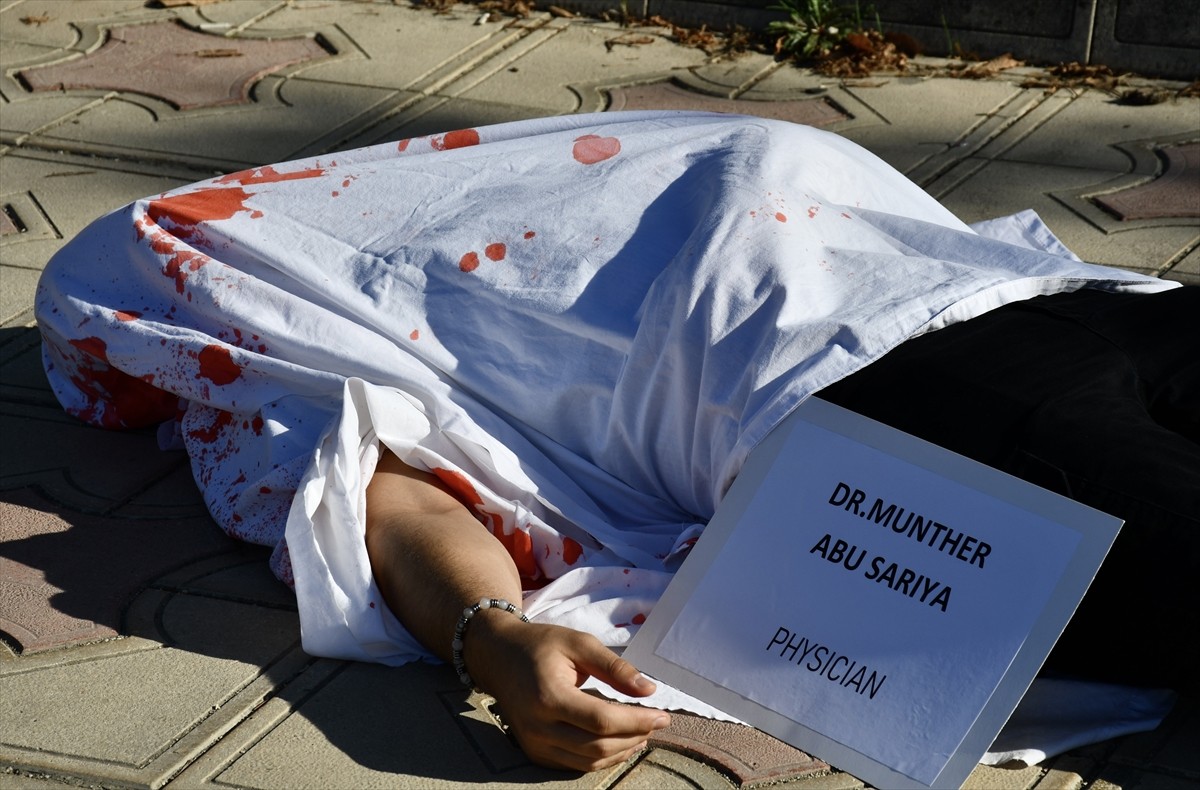 Bursa'da, İsrail'in Filistin'e yönelik devam eden saldırılarında öldürülen sağlık çalışanlarına...