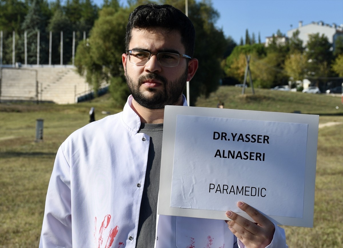 Bursa'da, İsrail'in Filistin'e yönelik devam eden saldırılarında öldürülen sağlık çalışanlarına...