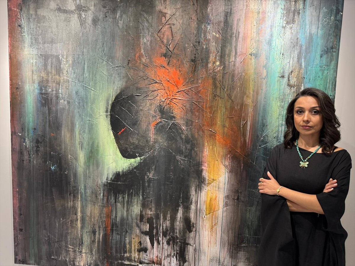 İstanbul'da, İranlı ressam Parya Ghaderi ile Seher Mafi'nin (fotoğrafta) resimlerinden oluşan...