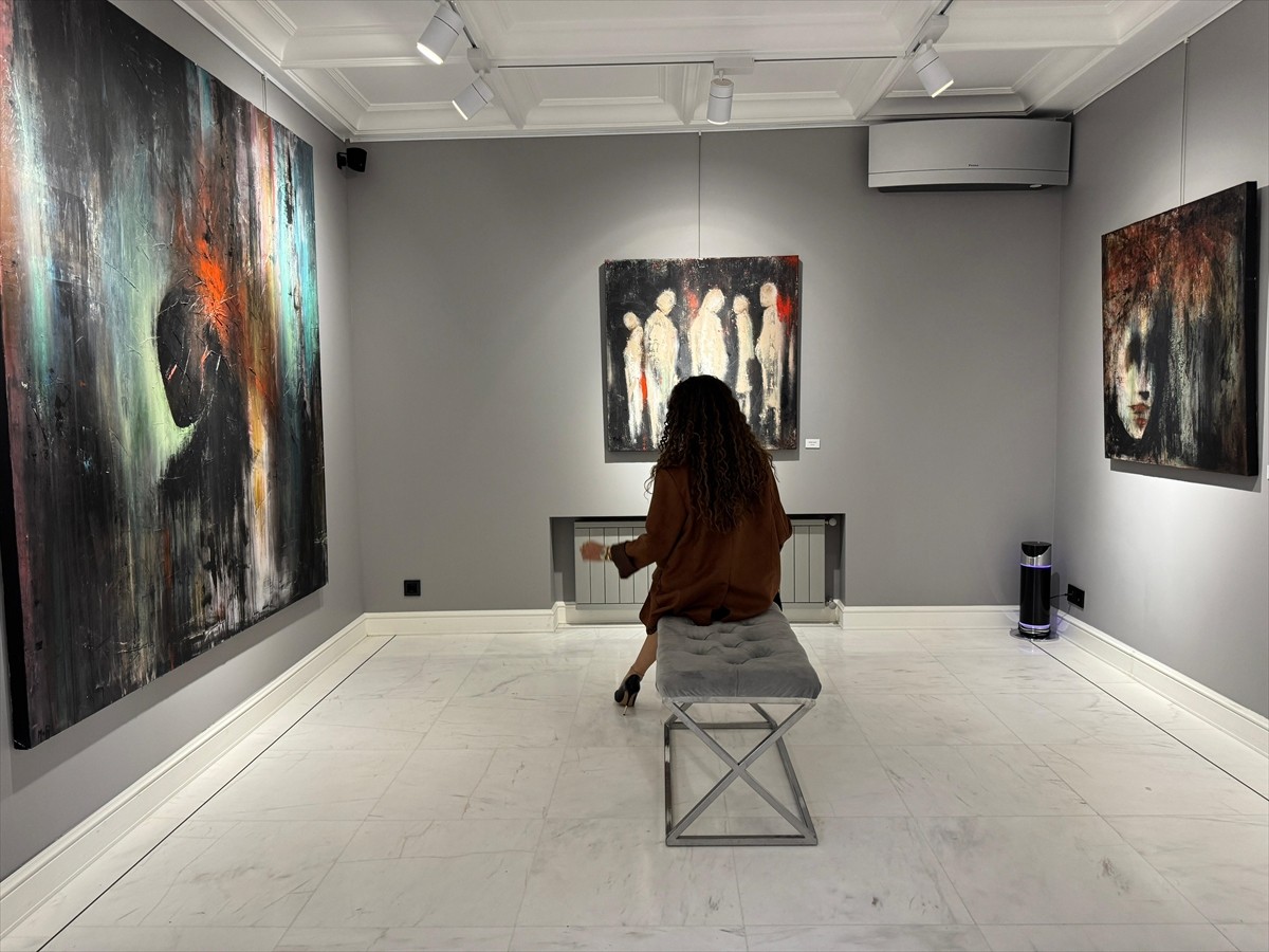 İstanbul'da, İranlı ressam Parya Ghaderi ile Seher Mafi'nin (fotoğrafta) resimlerinden oluşan...