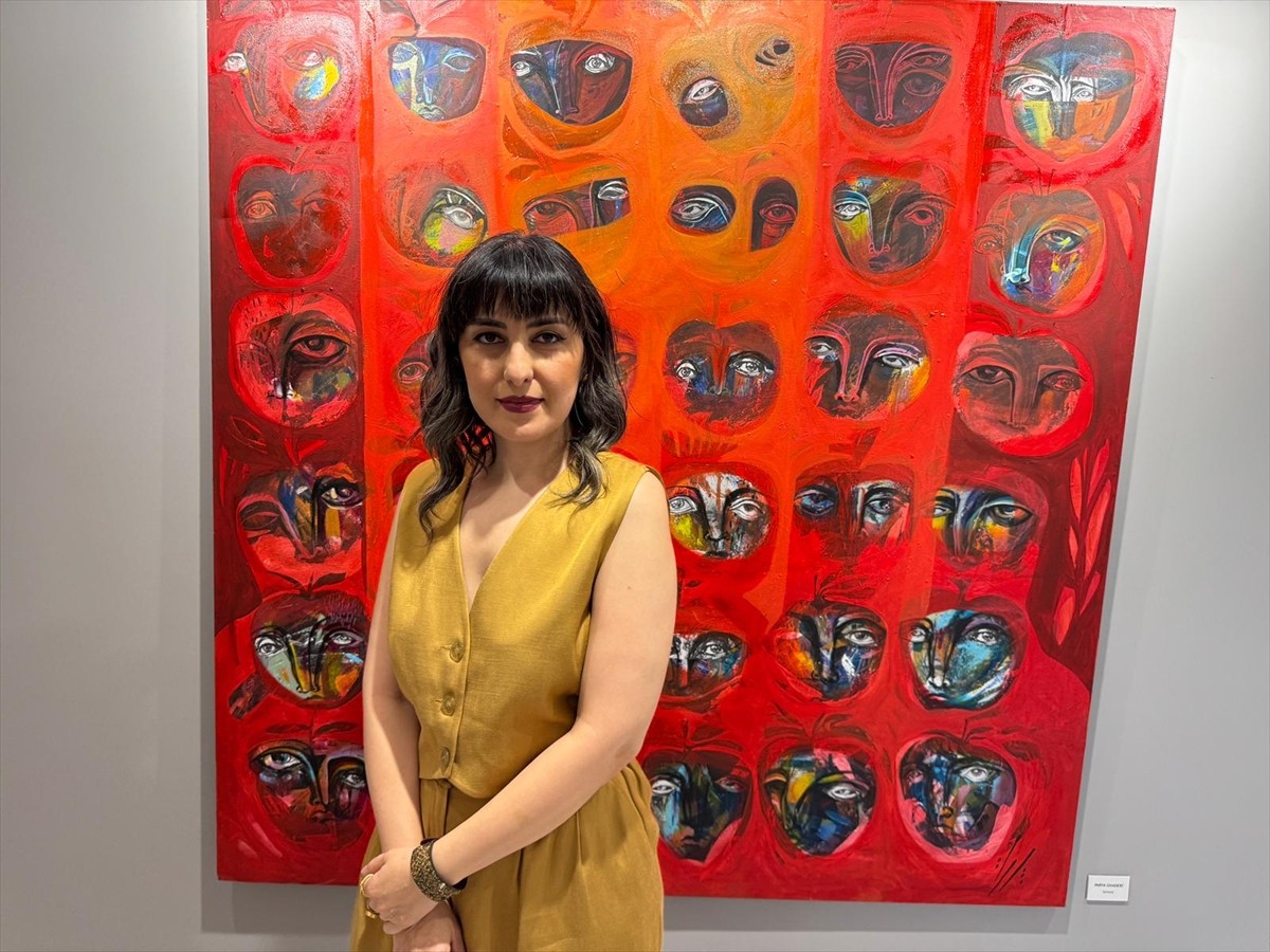 İstanbul'da, İranlı ressam Parya Ghaderi ile Seher Mafi'nin (fotoğrafta) resimlerinden oluşan...