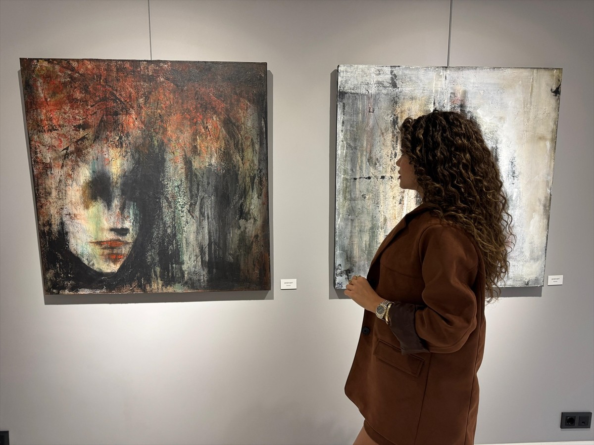 İstanbul'da, İranlı ressam Parya Ghaderi ile Seher Mafi'nin (fotoğrafta) resimlerinden oluşan...
