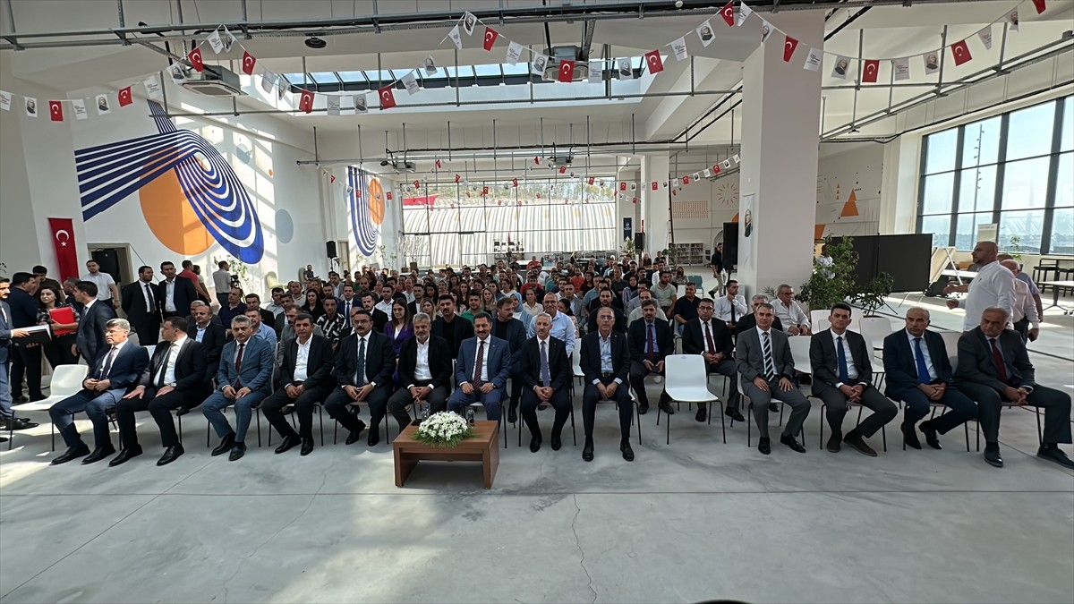 Hatay'da depremzedelerin istihdamına katkı sağlaması hedeflenen Hatay Kariyer ve İstihdam...