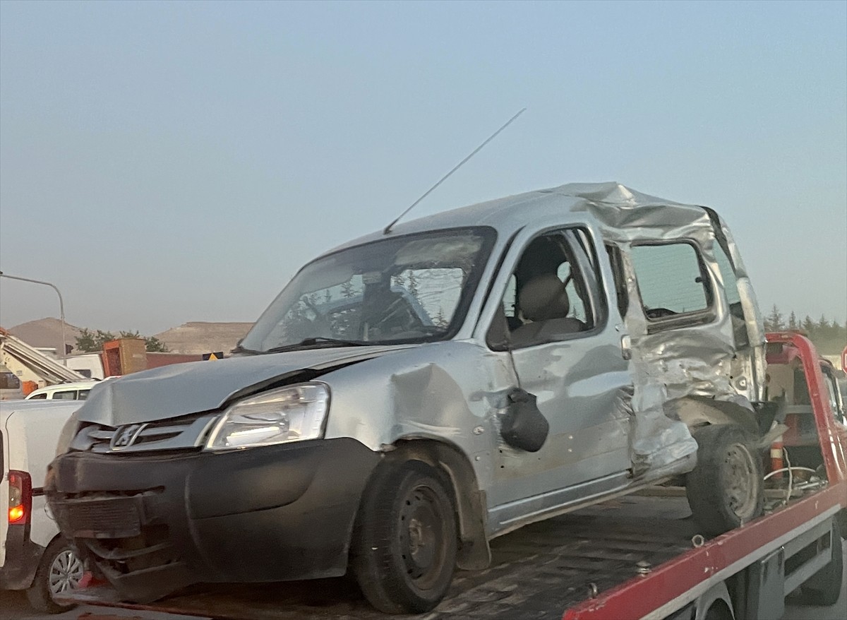 Kayseri'de kamyon ile çarpışan hafif ticari araçta bulunan bir öğretmen hayatını kaybetti, 3'ü...