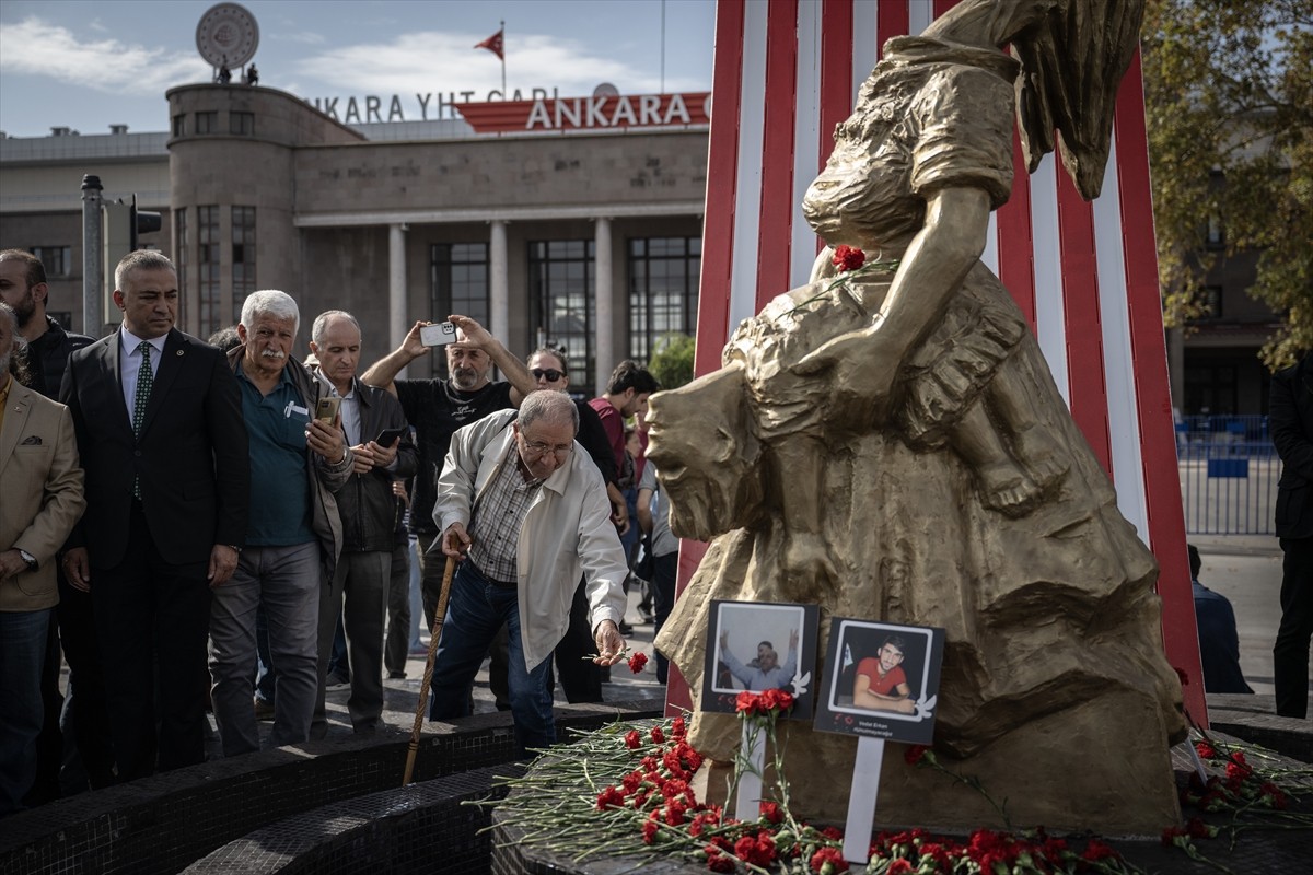 Ankara Garı önünde, 10 Ekim 2015'te terör örgütü DEAŞ mensubu iki canlı bombanın gerçekleştirdiği...