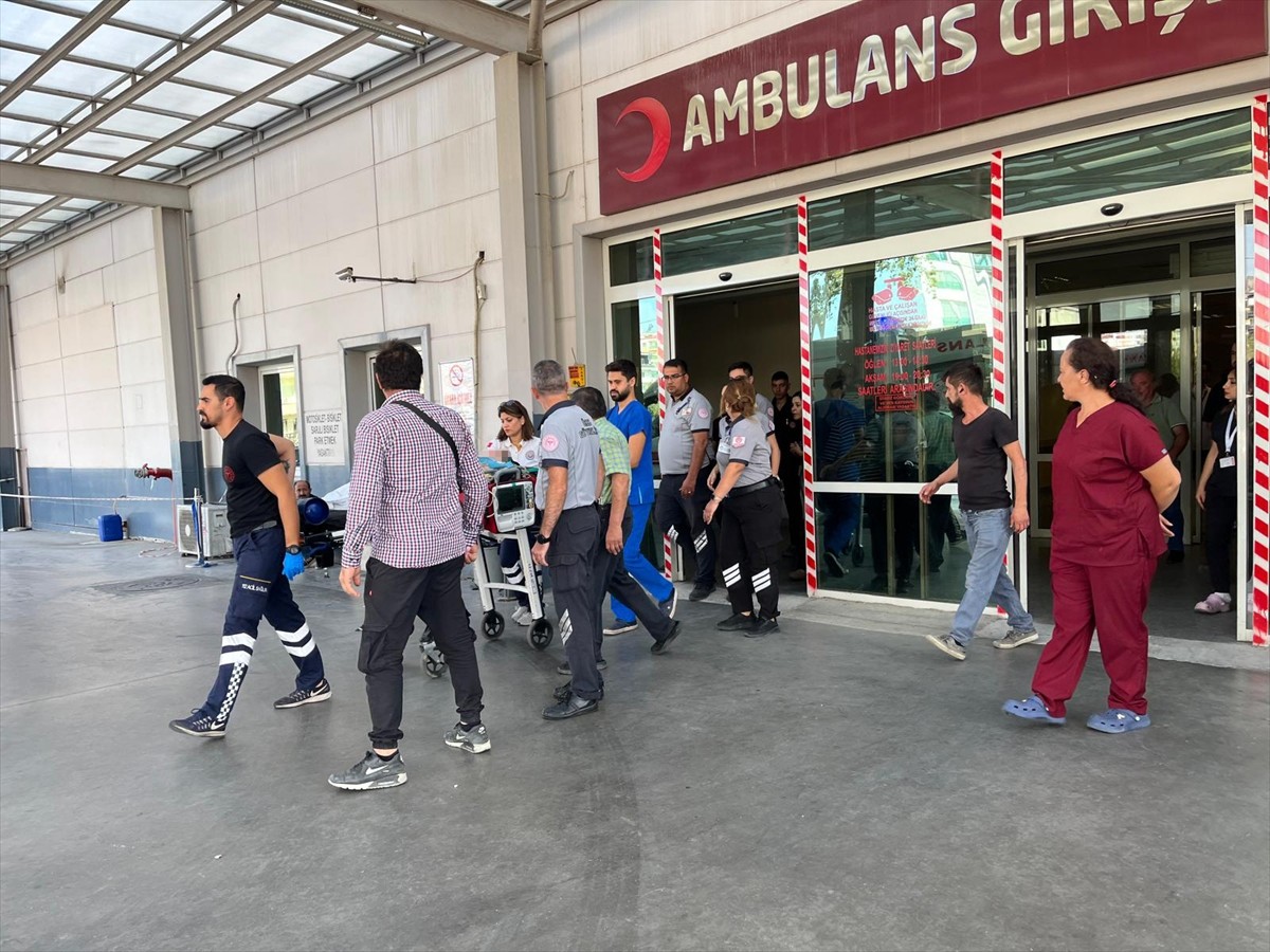 Aydın'ın Nazilli ilçesinde balkondan düşen 3 yaşındaki çocuk ağır yaralandı.