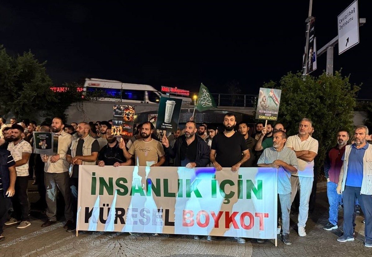 Gazze Dayanışma Platformu üyeleri, İstanbul'daki Starbucks şubeleri önündeki İsrail karşıtı...