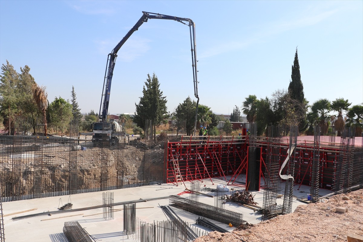 Hatay'da 6 Şubat 2023'teki depremlerde ağır hasar aldığı için yıkılan Antakya Meslek...