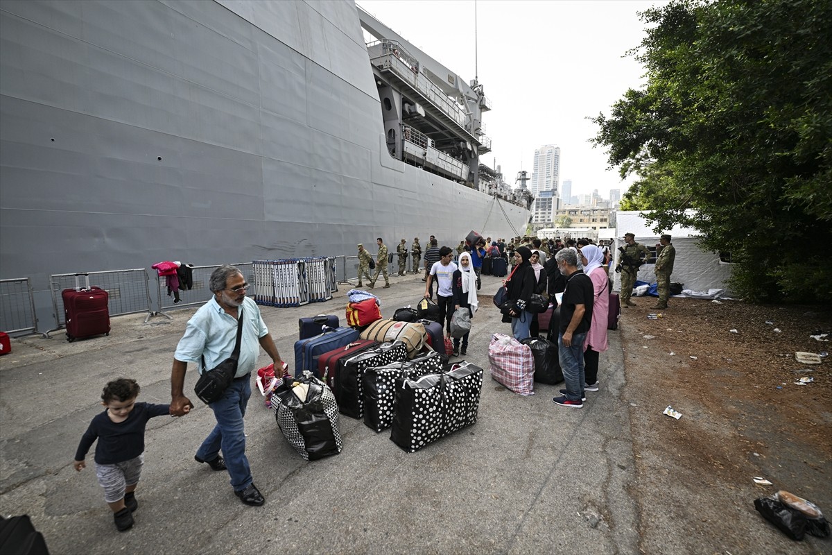 İsrail'in saldırılarının sürdüğü Lübnan’dan çoğunluğu Türk vatandaşı olan sivilleri tahliye eden...