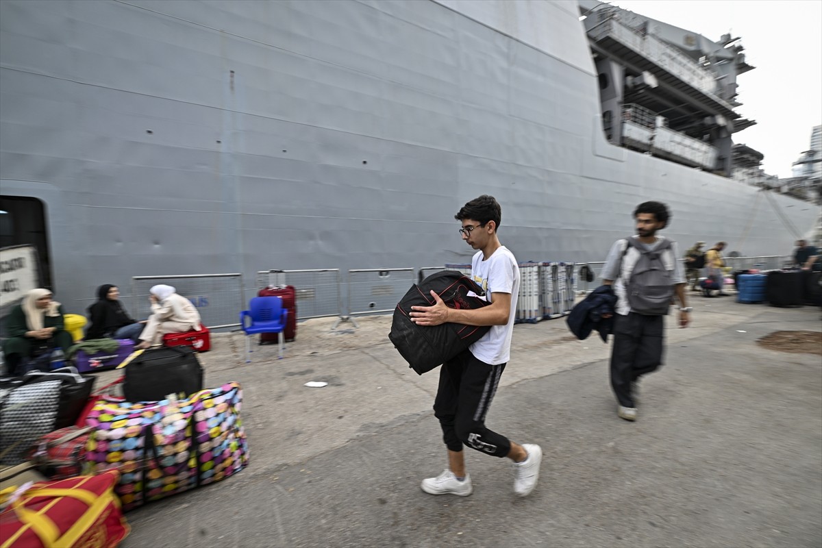 İsrail'in saldırılarının sürdüğü Lübnan’dan çoğunluğu Türk vatandaşı olan sivilleri tahliye eden...