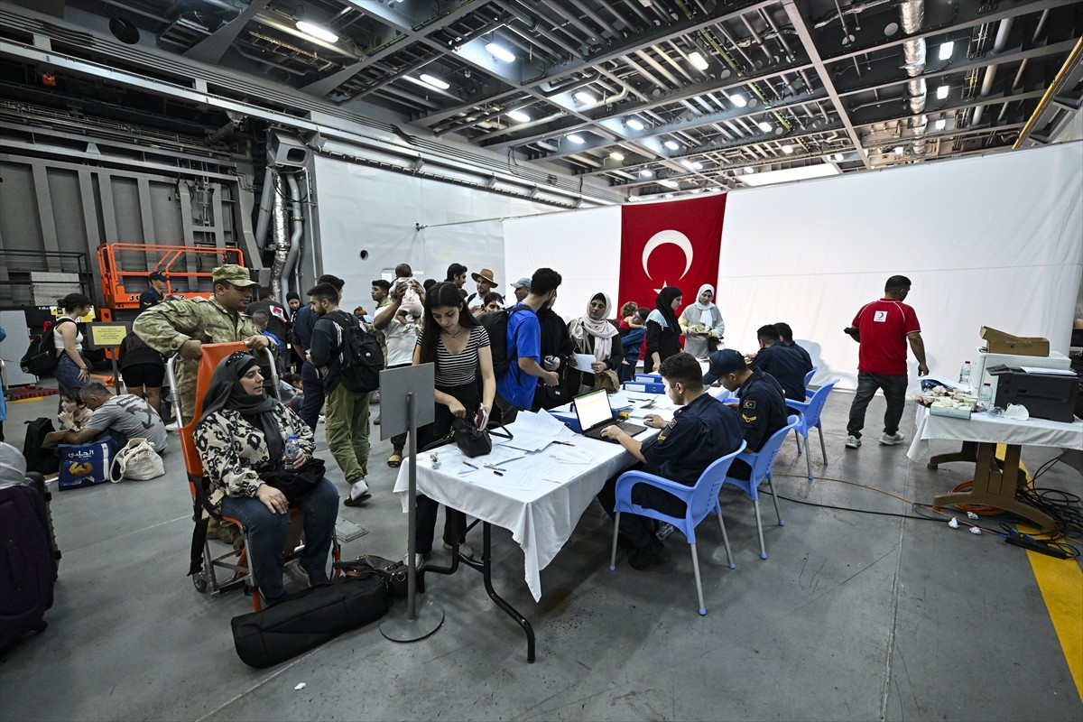 İsrail'in saldırılarının sürdüğü Lübnan’dan çoğunluğu Türk vatandaşı olan sivilleri tahliye eden...