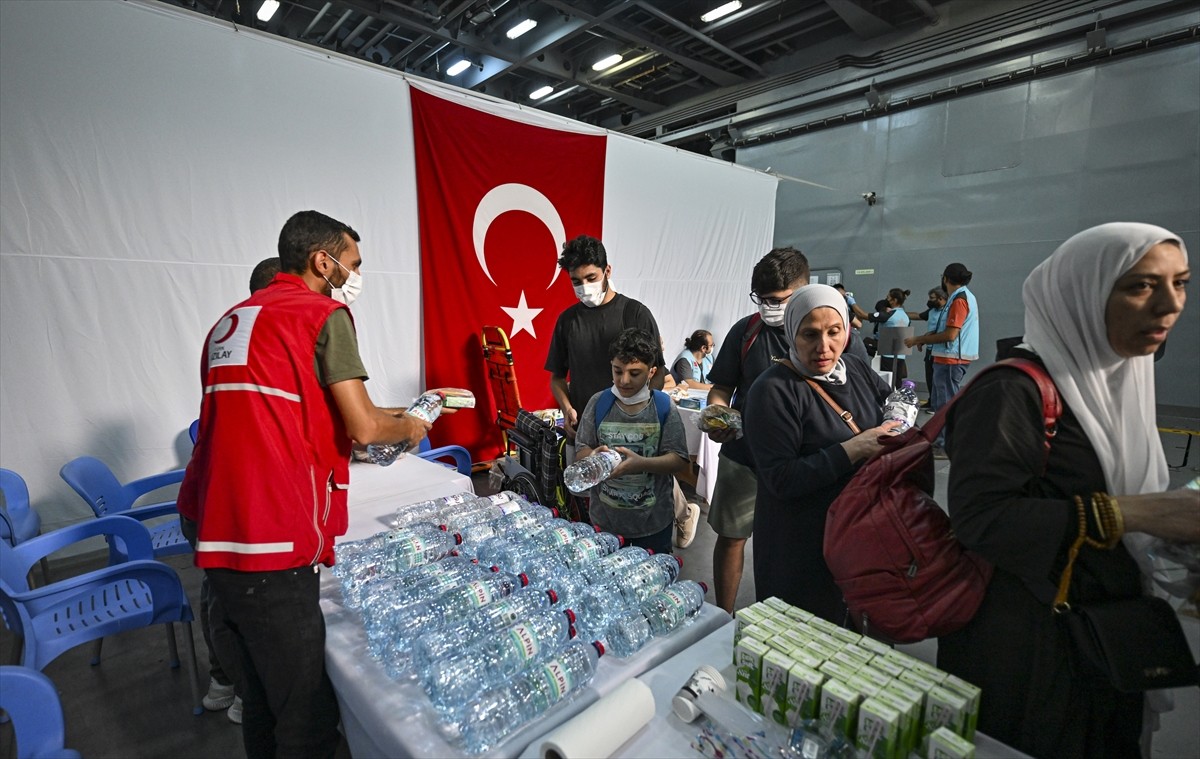 İsrail'in saldırılarının sürdüğü Lübnan’dan çoğunluğu Türk vatandaşı olan sivilleri tahliye eden...