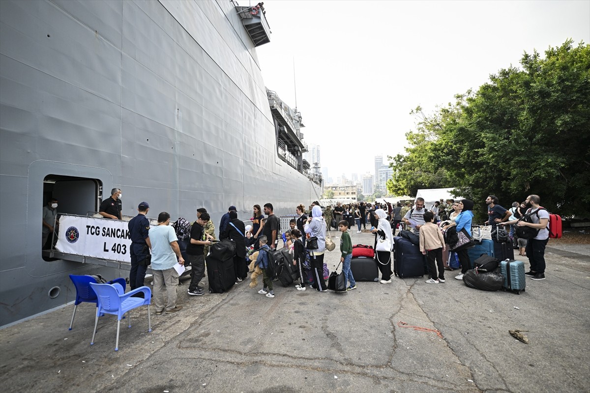 İsrail'in saldırılarının sürdüğü Lübnan’dan çoğunluğu Türk vatandaşı olan sivilleri tahliye eden...