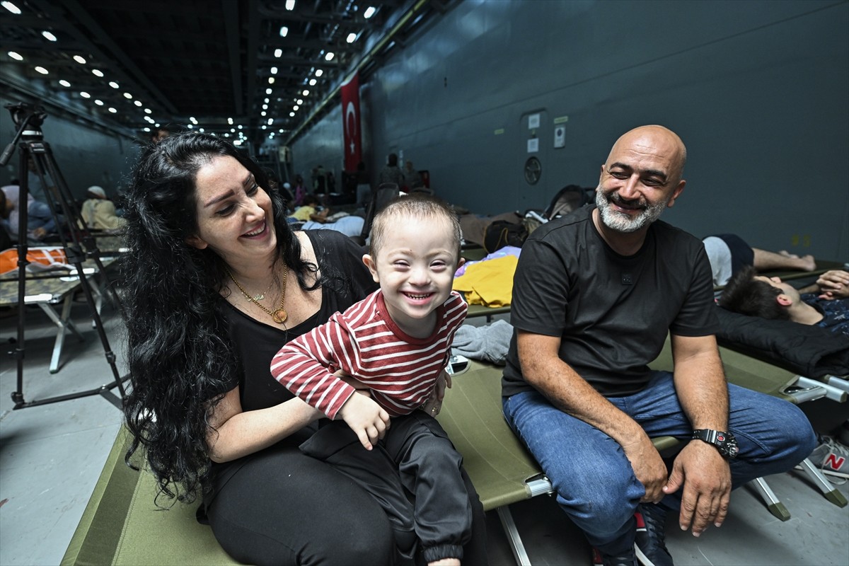 İsrail'in saldırılarının sürdüğü Lübnan’dan çoğunluğu Türk vatandaşı olan sivilleri tahliye eden...