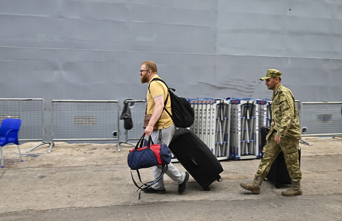 İsrail'in saldırılarının sürdüğü Lübnan’dan çoğunluğu Türk vatandaşı olan sivilleri tahliye eden...