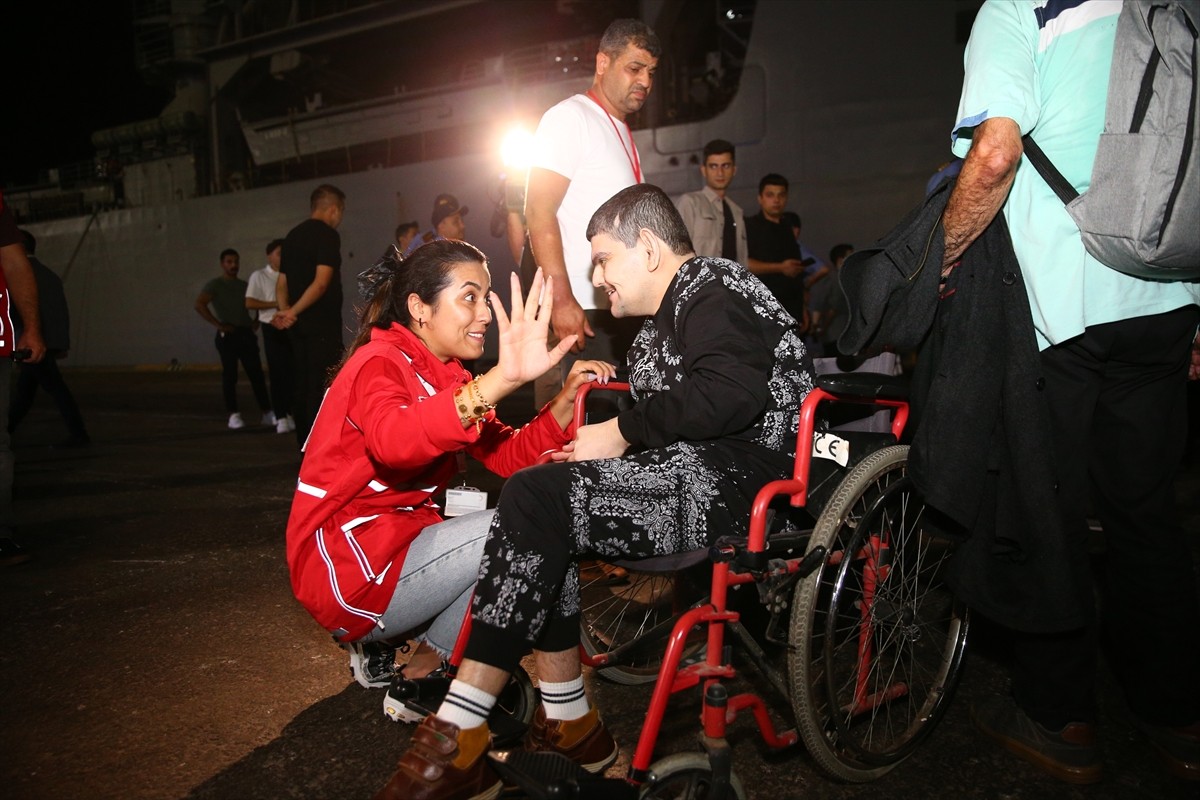 İsrail'in saldırılarının sürdüğü Lübnan'dan tahliye edilen 588 sivili taşıyan Deniz Kuvvetleri...