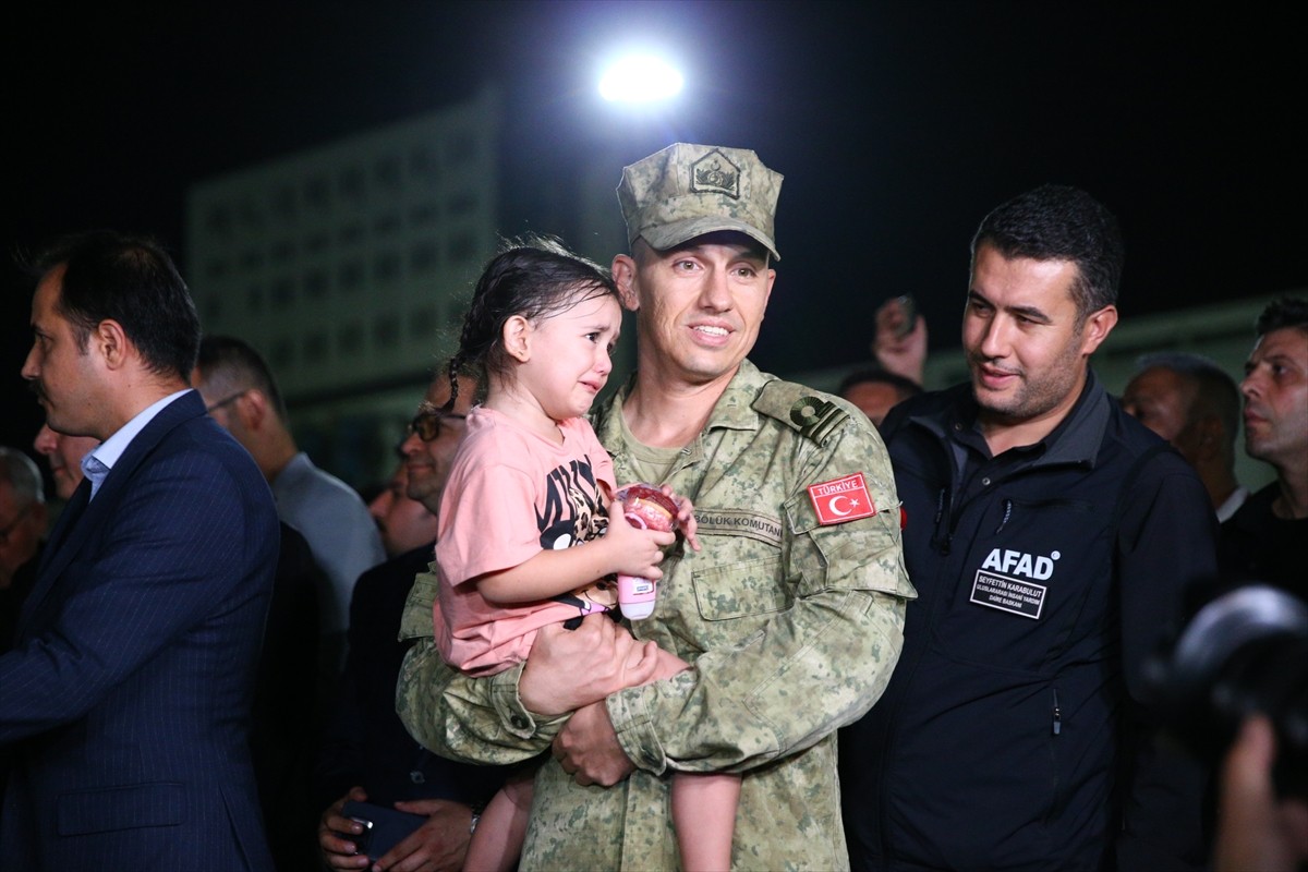  İsrail'in saldırılarının sürdüğü Lübnan'dan tahliye edilen 588 sivili taşıyan Deniz Kuvvetleri...