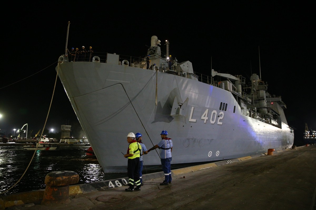 İsrail'in saldırılarının sürdüğü Lübnan'dan tahliye edilen 588 sivili taşıyan Deniz Kuvvetleri...
